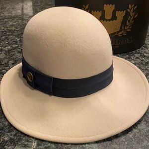Goorin Bros NWT Lady Eileen S Ivory and Navy Wide Felt Cloche Hat